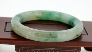 豪8印象翡翠是真的吗？带你一探究竟揭开翡翠真假谜团