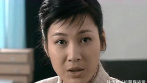 悲痛难抑泪如泉涌,号啕大哭尽显内心无尽哀伤